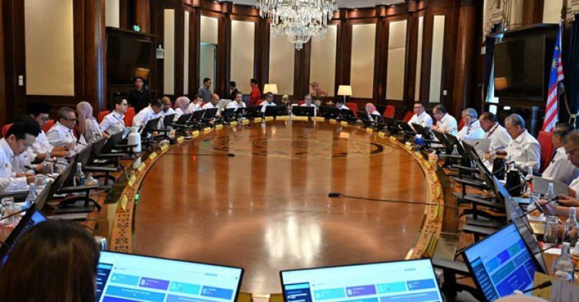 部长统一穿上制服出席内阁会议。