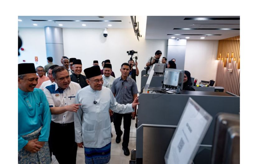 首相安华巡视怡保苏丹阿兹兰沙机场首期扩建工程。