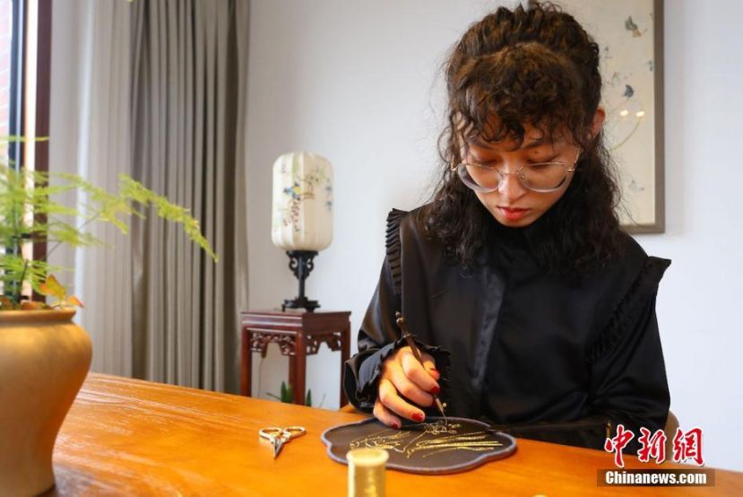 兰州姑娘绣针勾勒&ldquo;敦煌手姿&rdquo; 传承丝路文化