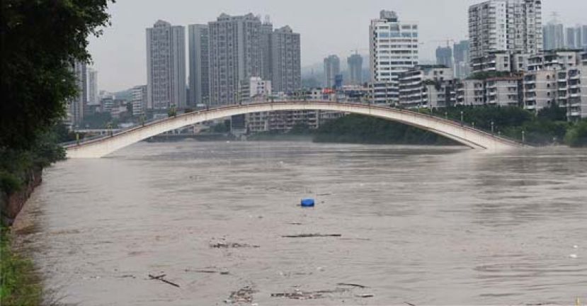 重庆22日出现80年来最大洪水，水位一度超过堤防防洪上限。