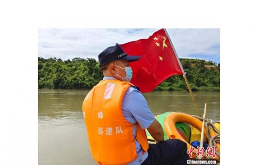 云南省瑞丽市芒令村守边人员，在位于中缅边境线上的瑞丽江进行水上巡逻。