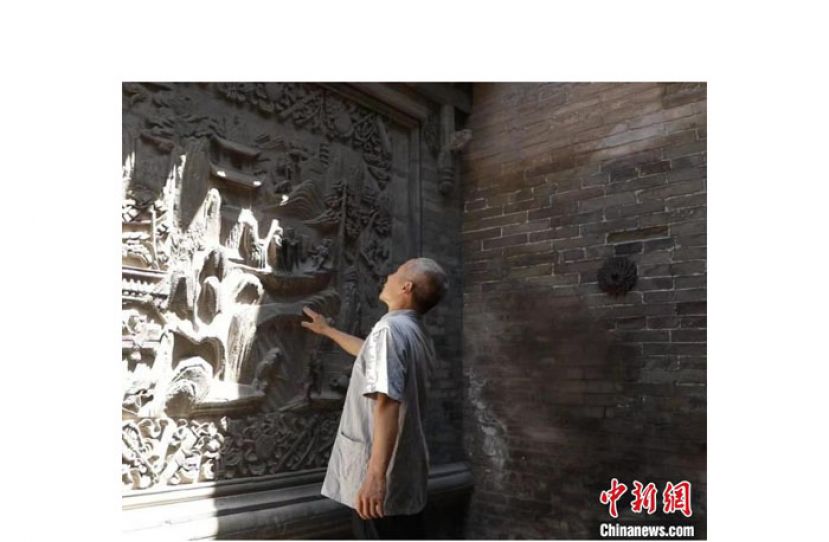 文保员任清文在王家大院&ldquo;巡院&rdquo;。