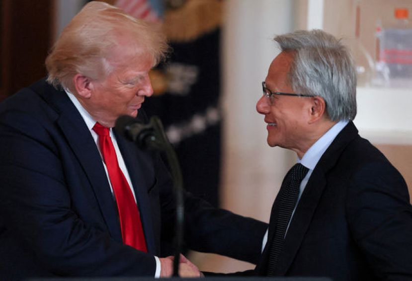特朗普与黄仁勋4月在美国制造，投资美国活动上握手。