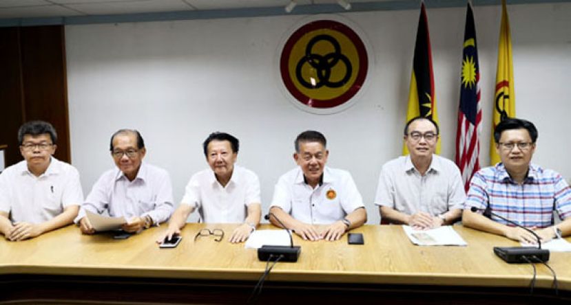 砂人联党教育局新闻发布会。(左起)委员郑元顺，委员拿督孙春德医生，委员拿督钱本统，主席拿督陈冠勋，委员黄振渊，委员钱进一。