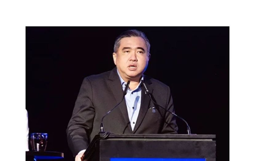 交通部长陆兆福。