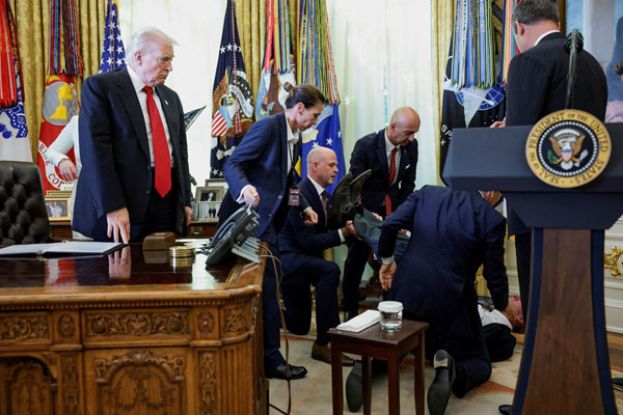 白宫记者会中一名男子晕倒，众人上前协助。