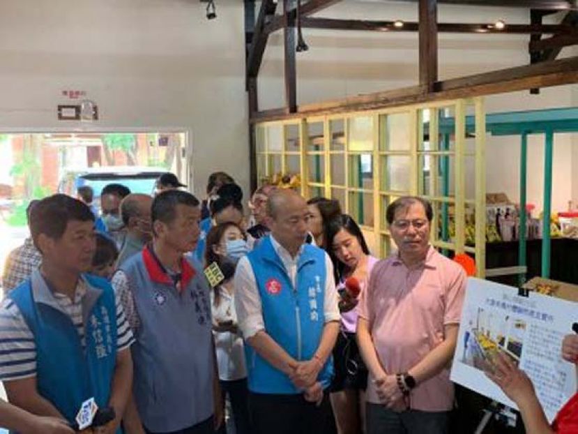 韩国瑜(中)周二（9日）在其脸书发文表示会尊重人民的意志，不会就罢韩结果提出任何诉讼。(档案照)