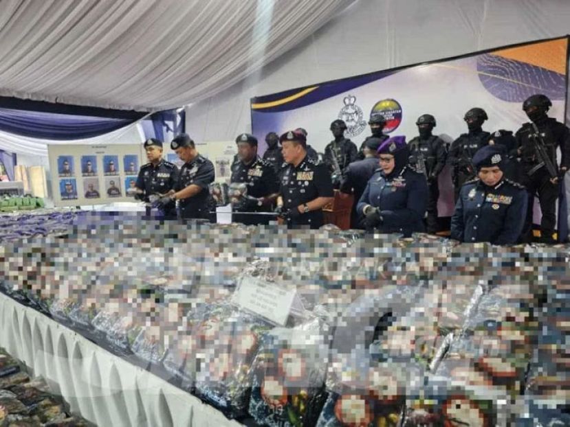 全国总警长(左3)展示起获的毒品。