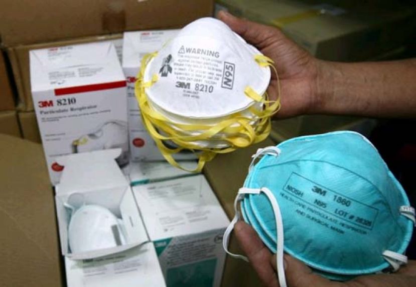 政府为口罩设下顶价。 