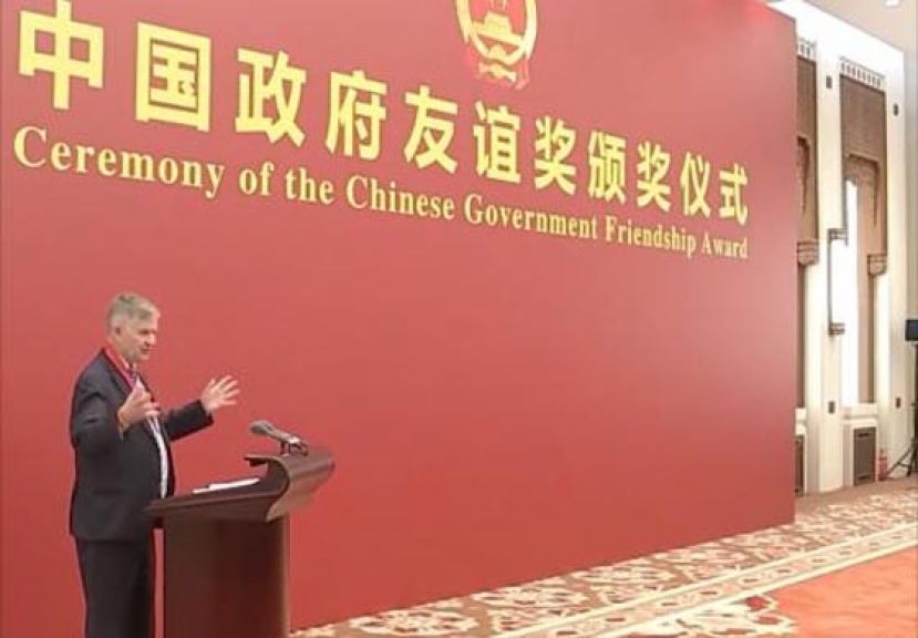 获颁中国政府友谊奖，联合国前副秘书长：尊重和沟通是合作基础。