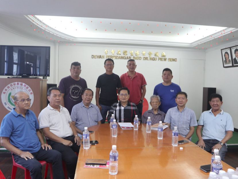 会长拿督吴标生博士（前排中）主持的新闻发布会，右起为本固鲁游贤祥、拿督刘泍俊、黄茂青，左为张国斯、江幼德及张贵茗，后排右起为苏腾逸、李志平、赖国华及谢奕辉。