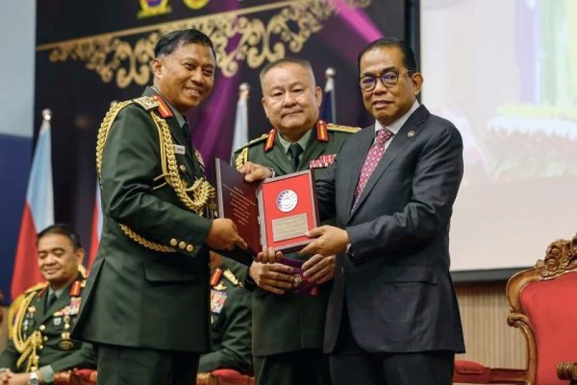 莫哈末卡立诺丁（右）颁发结业证书。