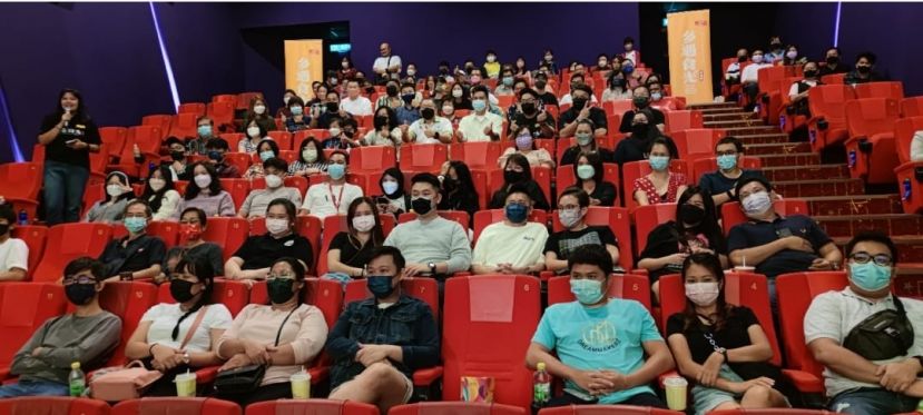 电影疯夏之箱播放前，古晋南市市长拿督黄鸿圣（第5排右5）与众人合影。