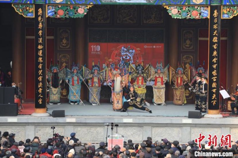2022年2月，秦腔《金沙滩》在西安易俗社文化街区上演，台下人头攒动。