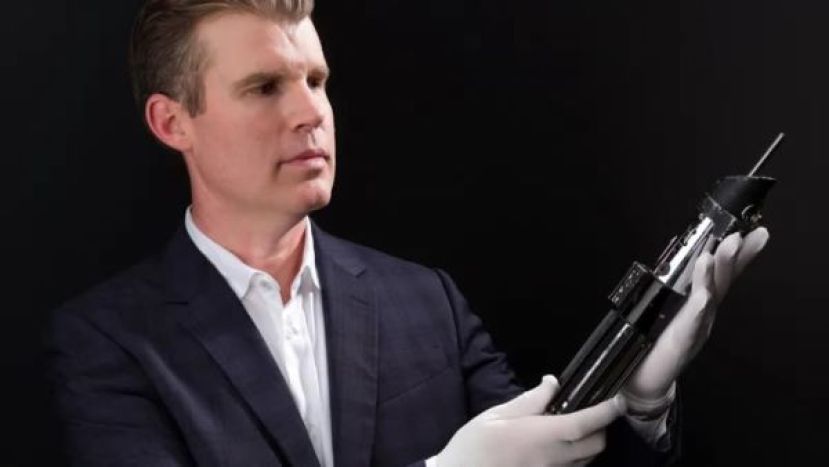 黑武士使用光剑的剧照。