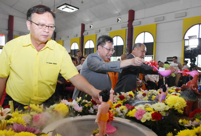 左起为巴都吉当州议员罗克强、部长拿督沈桂贤、马佛总砂州分会主席拿督斯里郑正金沐佛。