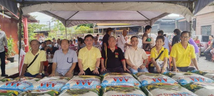 巴达旺市议会主席陈开（中）代表砂副总理拿督阿玛沈桂贤出席肯雅兰园众法堂法主圣君庙办祭拜与布施活动。左起为总务陈真明、主席黄国远、财政温国良、秘书丘曜光、委员何爱兰及福利李洪光。