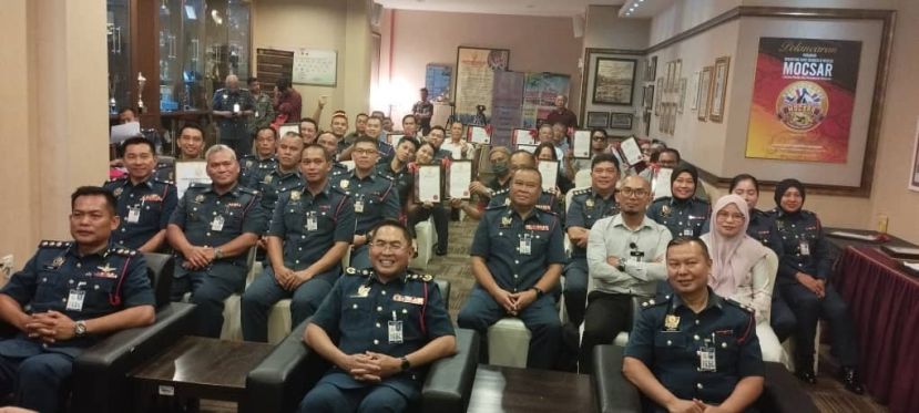 仪式后的一张大合照。中为砂消拯局总监拿督希鲁丁、左为该局副局长张礼福、右为该局副局长亨德利。