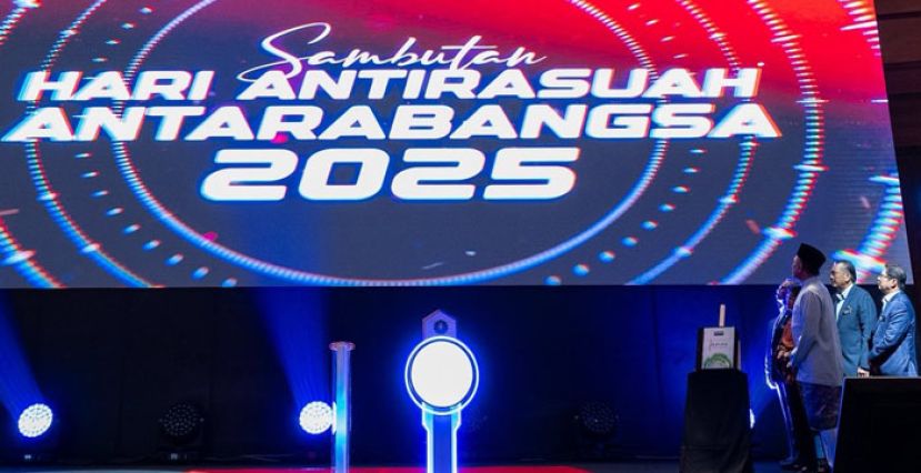 首相安华主持2025年国际反贪污日庆典开幕。