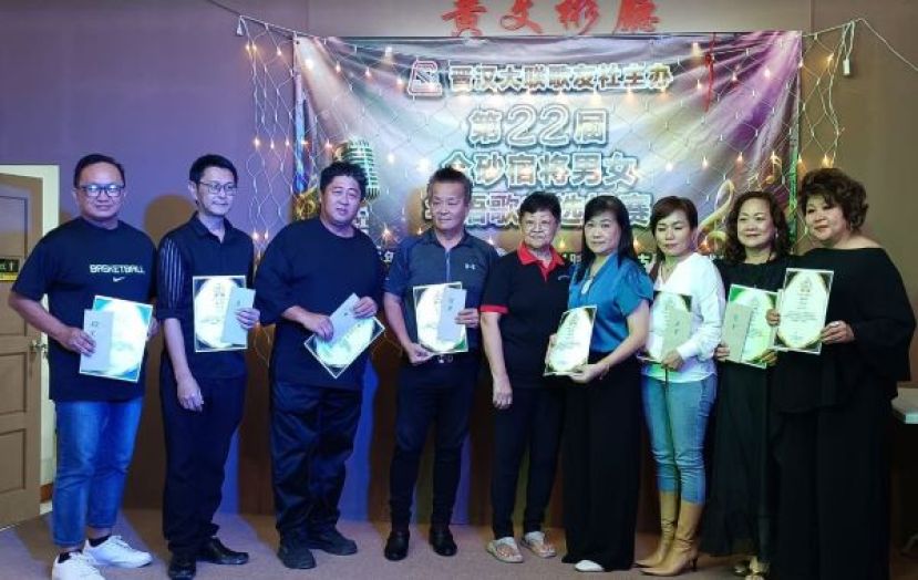 男女优勝者合影。 左一起為男子組殿军詹勋武、季军刘室峰、亚军温成就、冠军黄福春、主席叶玉翠。右一起為女子組殿军郭安妮、季军余欣云、亚军古促香及冠军杨晓兰。