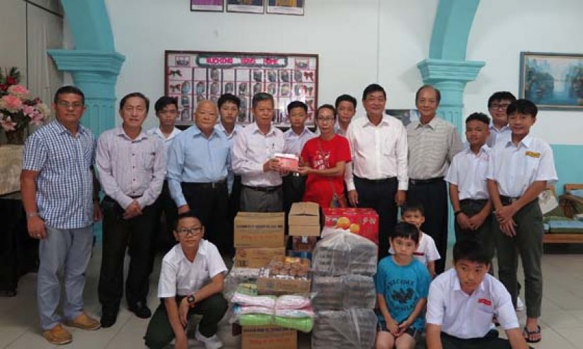 古晋中华总商会会长拿督陈日枝（左六）移交红包及日常用品给救世军男童之家职员迈依。