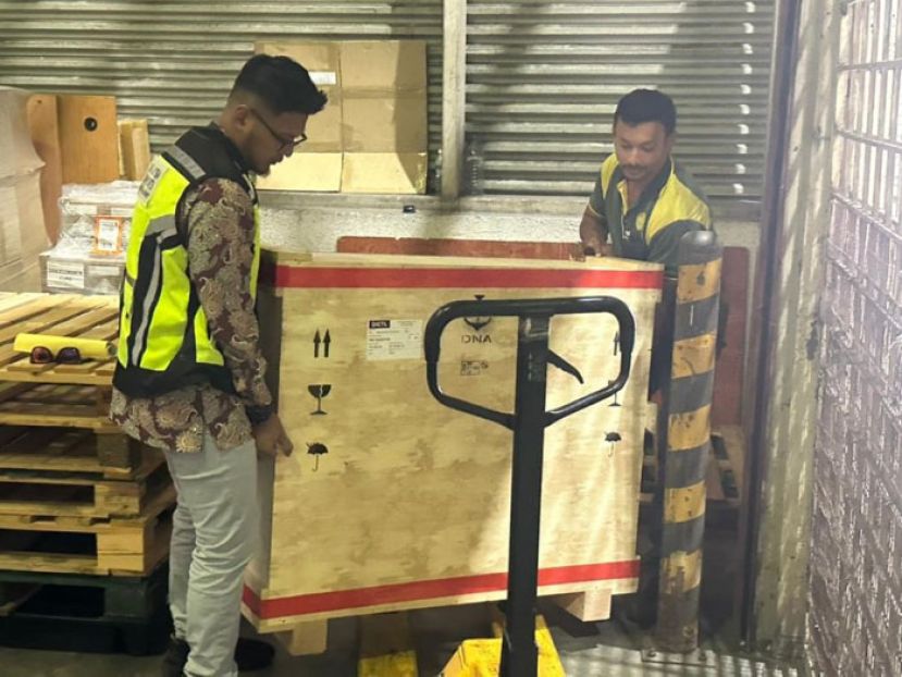 工作人员正在卸载运抵的名画。