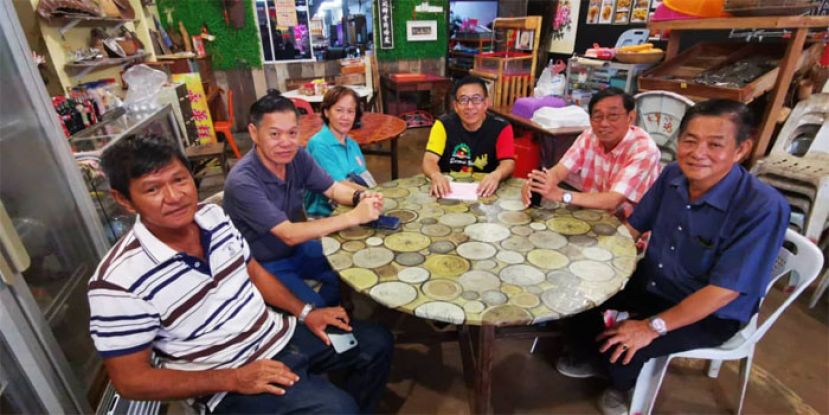 砂拉越陇西公会2024甲辰年祭祖暨春祭委员会一行人日前走访新尧湾宗亲，并商定委任李顺波宗亲（右三）为该会新尧湾区代表。左一为副会长李剑敏、会长彭国良、文教主任李锦芳。右一为副会长彭少文及秘书长李仁赵。