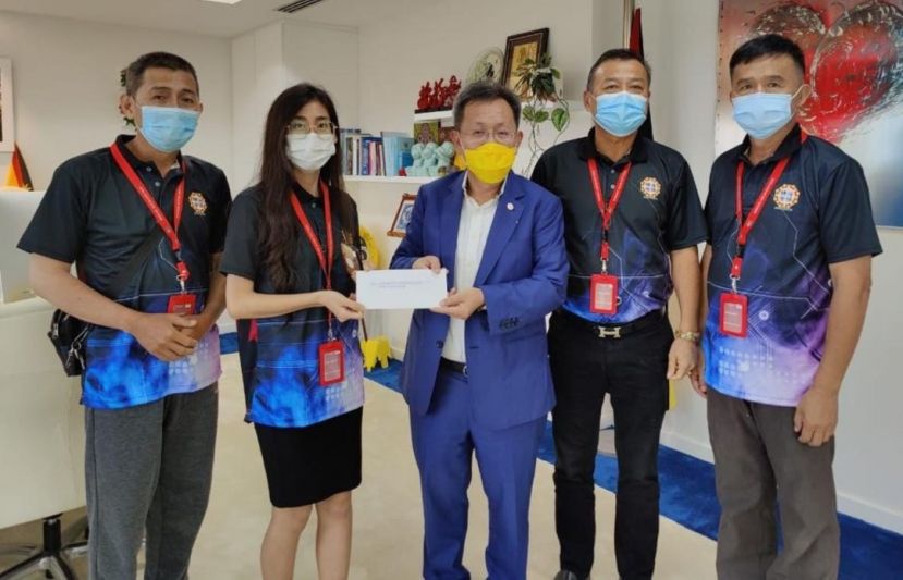 &ldquo;与善同行&rdquo;慈善晚宴筹委主席蔡惠蓉（左2）将邀请担任主宾函移交给副总理沈桂贤（左3）；左1为陈革平；右起是张孙兴、郑李金安。