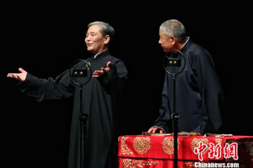 2013年8月4日，首届西岸·马三立城市舞台戏剧展在天津大礼堂启幕，京剧界、曲艺界联袂演出墨壳原态舞台剧《乌盆记》，“少马爷”马志明(左一)亲自挂帅饰演剧中人物，重现上世纪三十年代津门艺文原生态。
