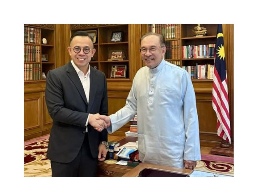 沈志强（左）会晤安华后握手合照。（取自沈志强脸书）