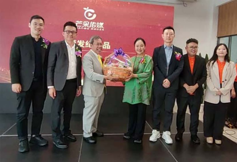 芒果传媒(马来西亚)有限公司首席执行官拿督葛雅镁（右四）赠送纪念品予主宾拿督阿玛沈桂贤时摄。