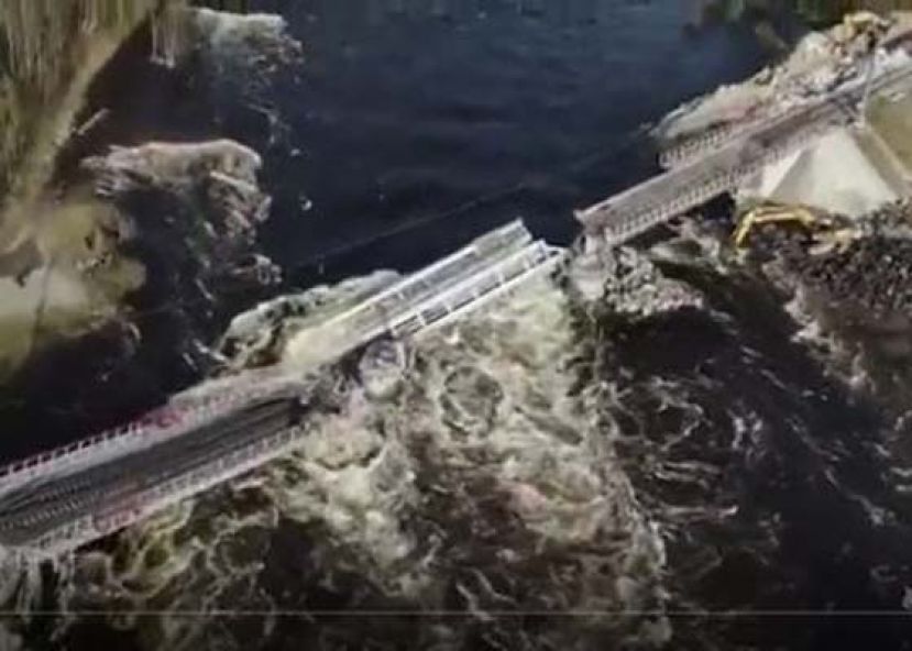 连接摩尔曼斯克的铁路桥被河水完全摧毁。