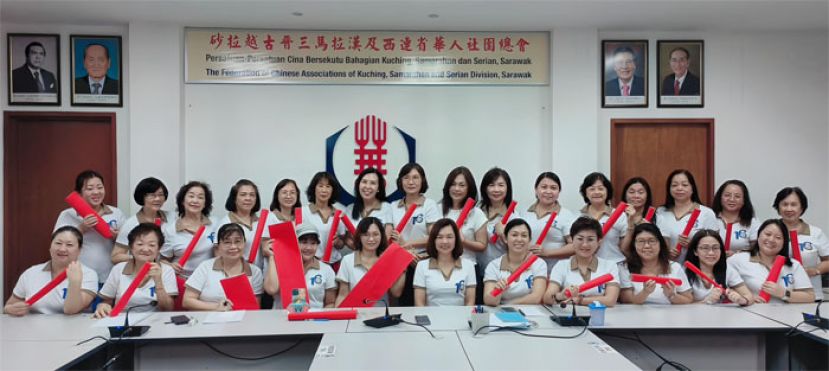 前排左一开始为监察主任关峰仙、署理主任郑妺妹、副主任林春煌、秘书长田美丽，左五为工委会主席張玲玲。右一为司仪蔡佳盈、副秘书刘亿、副主任沈桂莲、副主任郑莉薲、财政陈颖沁及主任张慧娇。