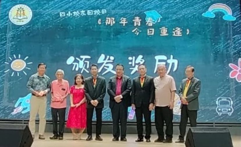 在颁发最资深校友奖状后的合影。