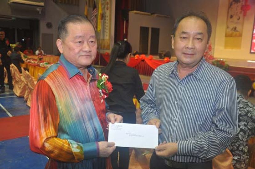大会主席林唐锦（右）把邀请函呈予马福总会长拿督斯里刘为强太平局绅时摄。