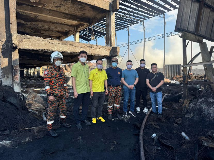 砂人联党公共投诉局主任符祥威（左三）赴火灾现场巡视情况，左二为巴达旺市议会主席陈开。