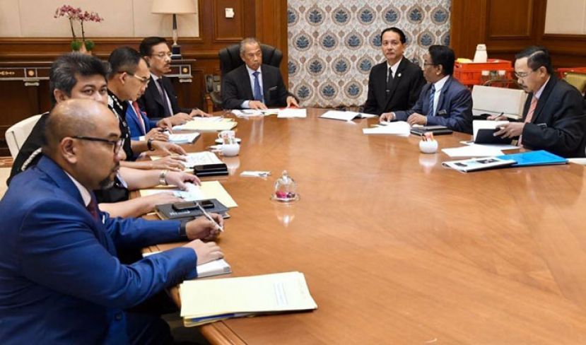 丹斯里慕尤丁(中)聆听我国新型冠状病毒疫情的汇报。其右为卫生总监拿督诺希山。