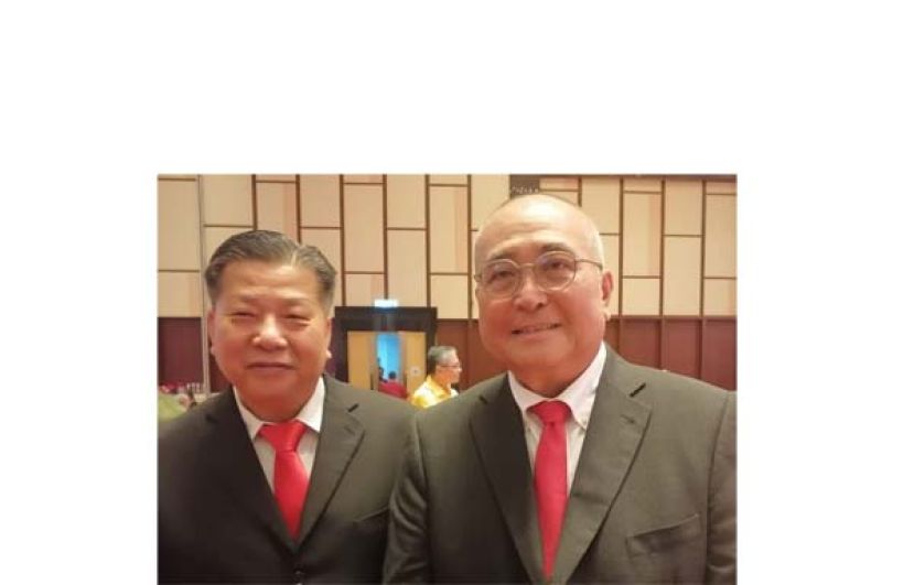 砂医总会长江宗兴（左）礼貌拜会美里市长俞小珊立法议员。