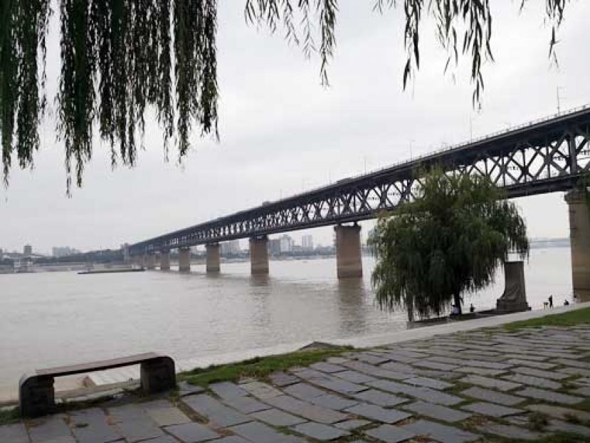 图示：武汉长江大桥位于武昌区蛇山和汉阳龟山之间，是万里长江上的第一座大桥，也是新中国成立后在长江上修建的第一座公铁两用桥。这座大桥将武汉三镇连为一体，极大促进武汉的发展。