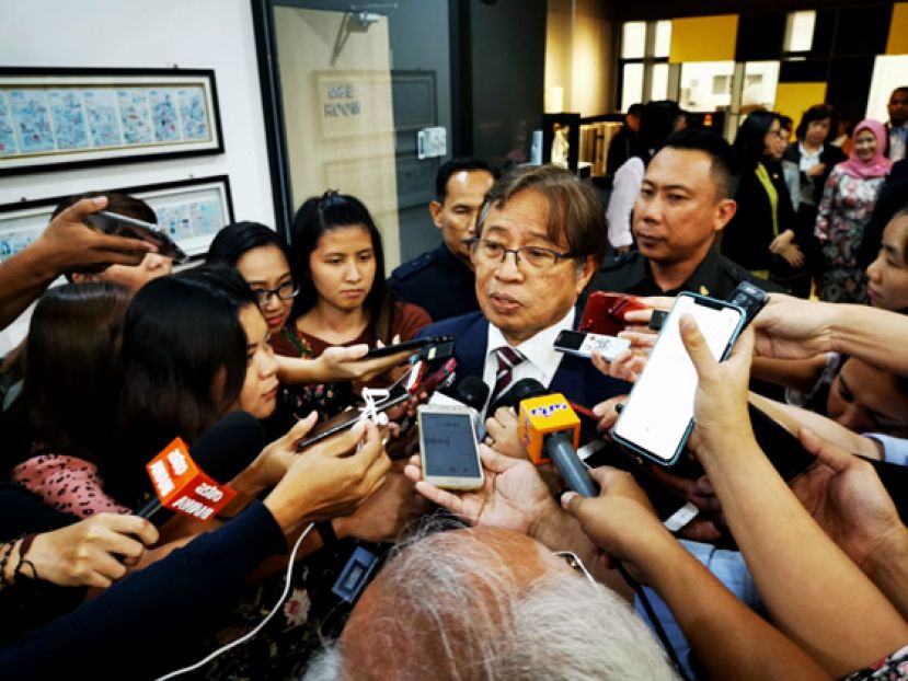 砂首长阿邦佐哈里宣布，砂拉越电子支付易名为“S Pay”，并于中国银联合作，走向世界。