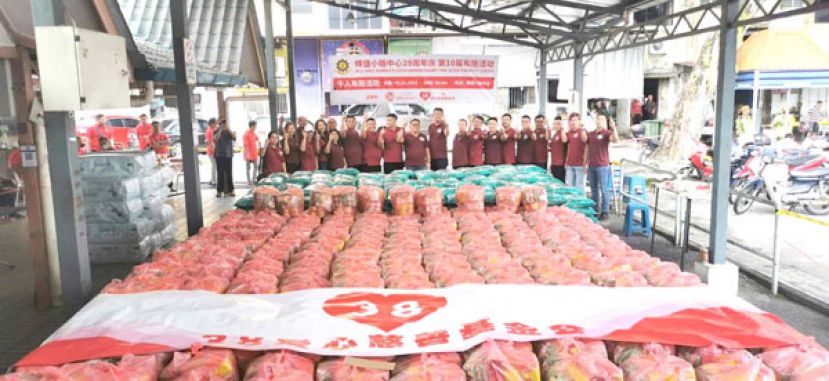 辉盛小贩中心29周年庆举办第10届布施活动38爱心慈善基金会为此项活动总赞助。