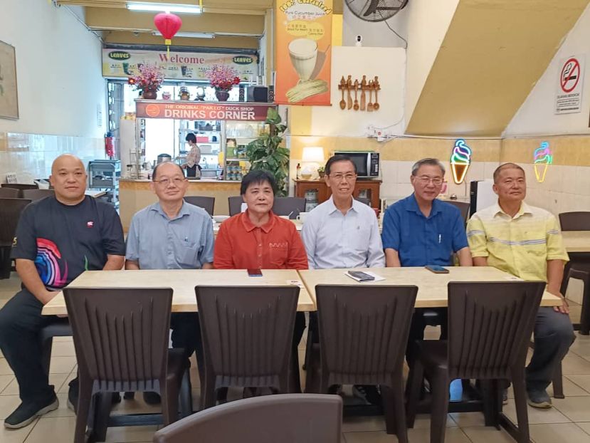 筹委会成员摄于新闻发布会；左起为活动总协调暨展摊联系人刘永翔、筹款、展摊、接待刘利杰、总策划暨筹委会主席李丽珊、大会主席周政光、筹款、展摊、接待张光福与黄道风。