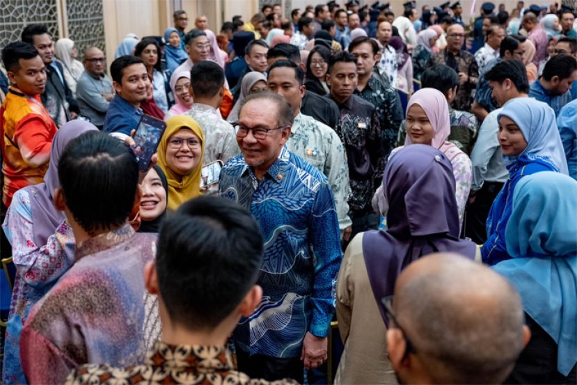 首相兼财长拿督斯里安华.