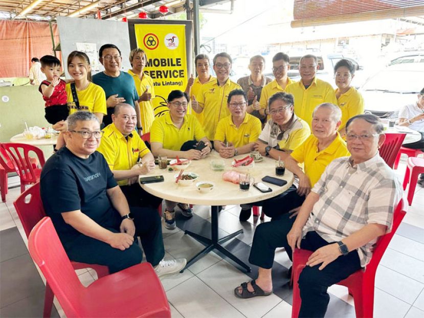 人联党峇都林当支部青年团办咖啡店流动服务
