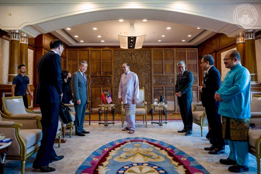 会见多国代表 安华 王毅 谈深化合作