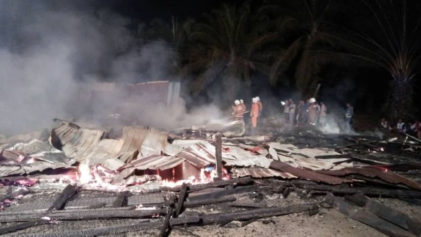 美民沿海公路一园丘员工食堂失火，消拯人员赶抵时已烧成废墟，2华男逃生不及被烧死。