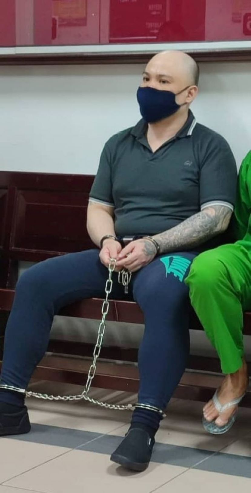 上诉得直的候某，坐在上诉庭外时摄。