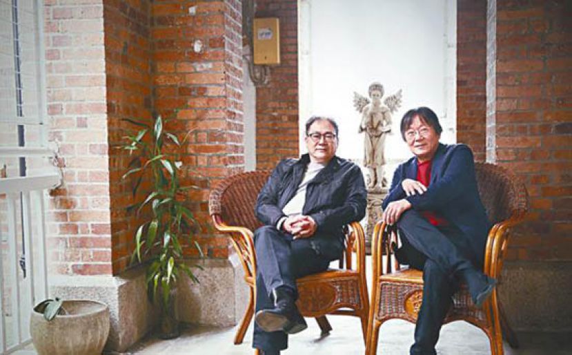日前接棒中英剧团第六任艺术总监的张可坚（左）坦言压力不小，已领导剧团25年的古天农强调自己不是&ldquo;退休&rdquo;，只是转换了舞台。