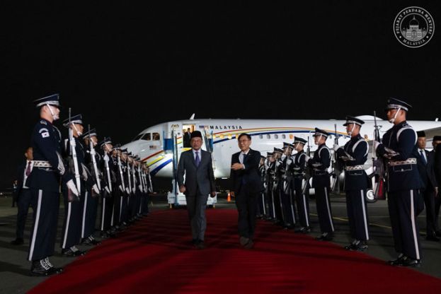 首相安华在庆州副市长宋浩俊陪同下检阅仪仗队。   