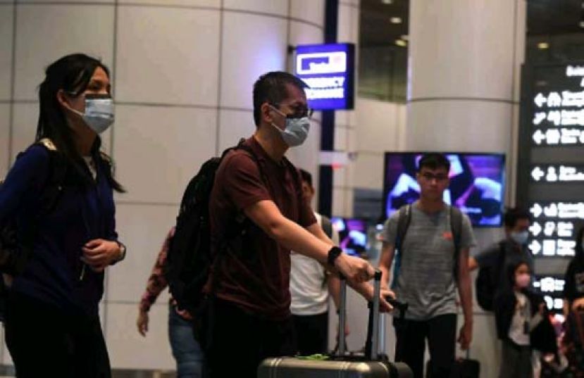 机场严格检查入境旅客(档案图片)。